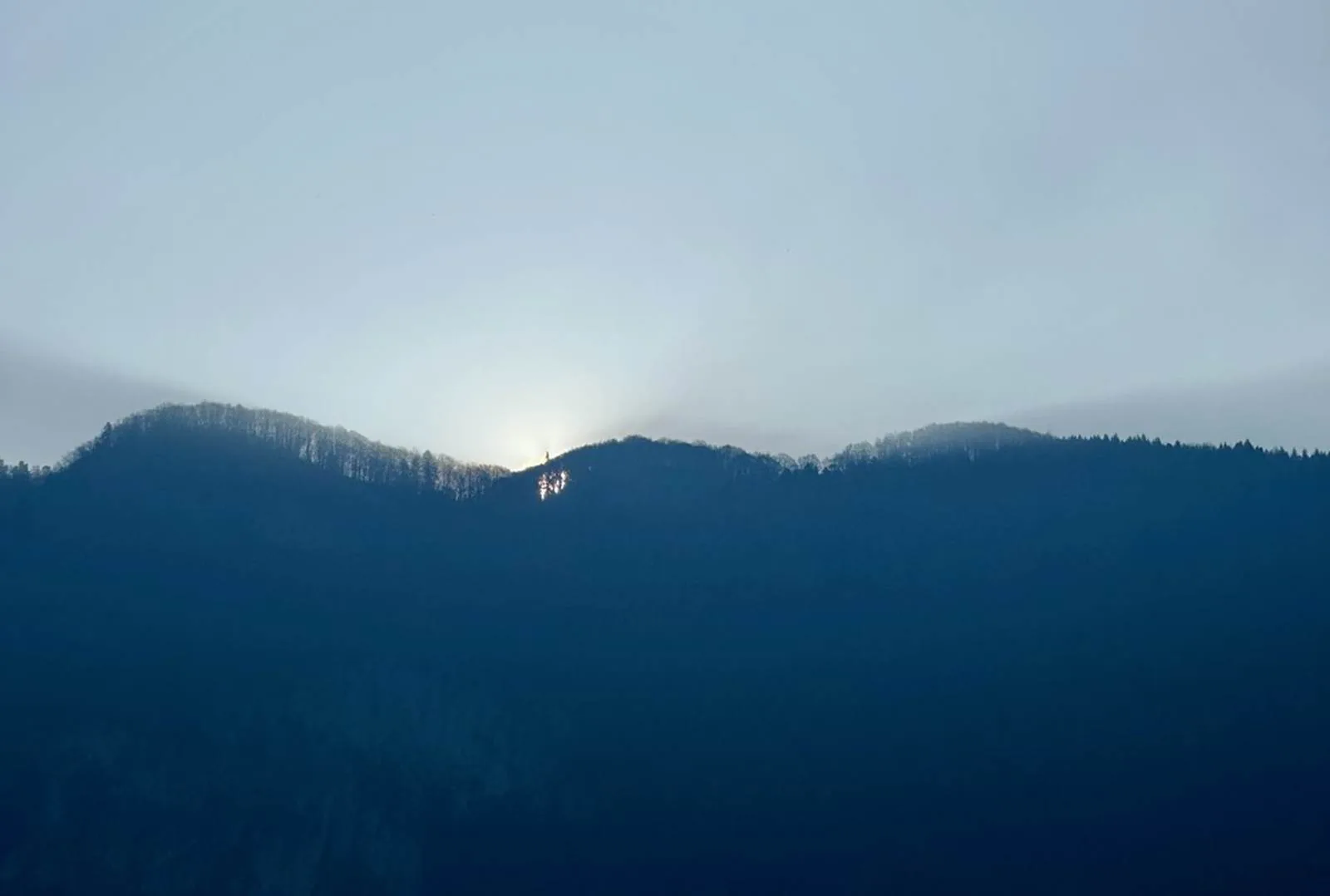 Montagne et ciel bleu profond, paysage photographié par KREAXION