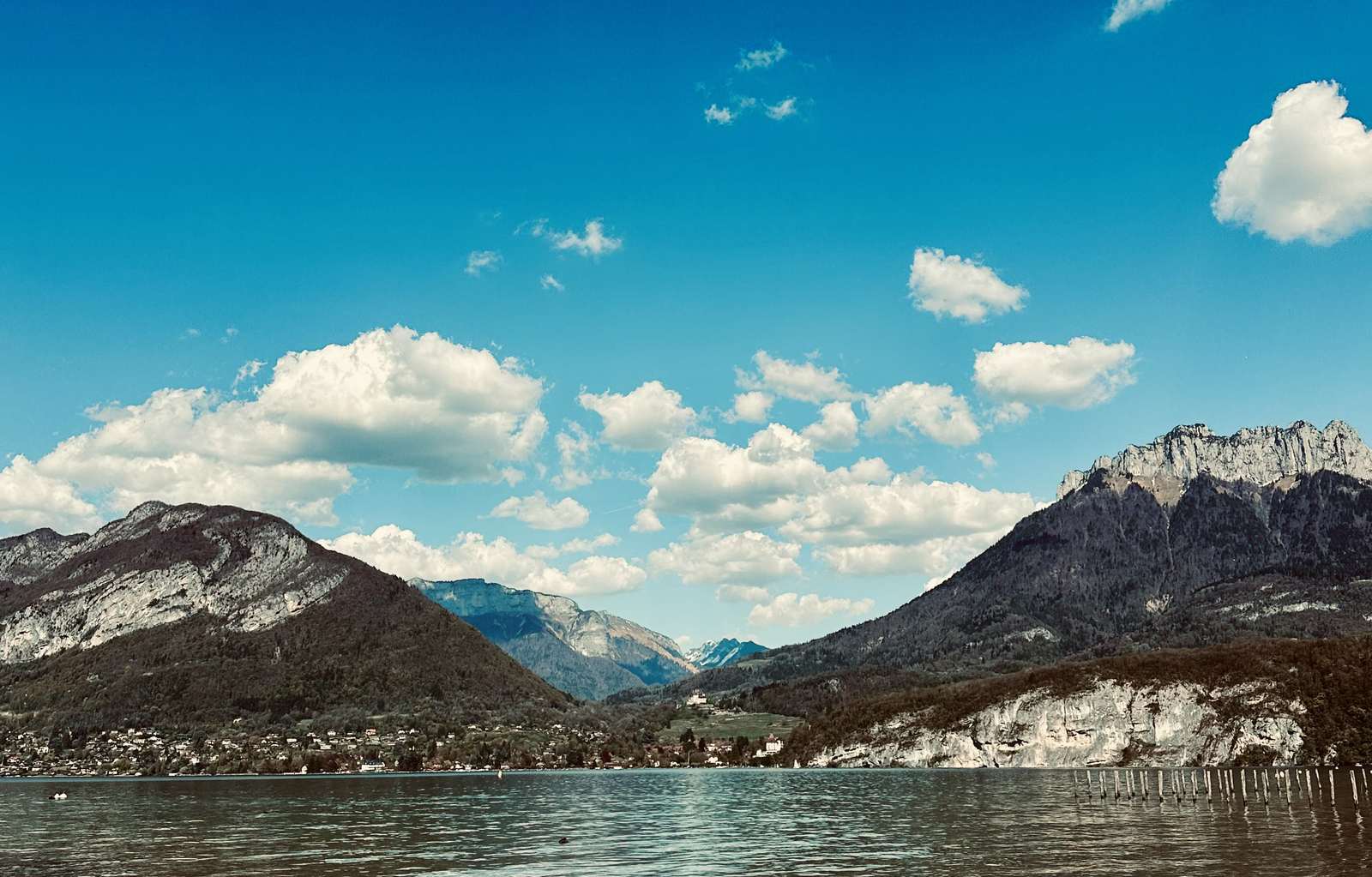 Lac d'Annecy et ses montagnes depuis la rive